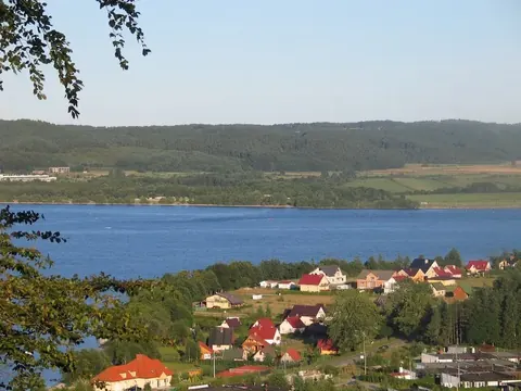 Zabudowania Nadola nad Jeziorem Żarnowieckim
